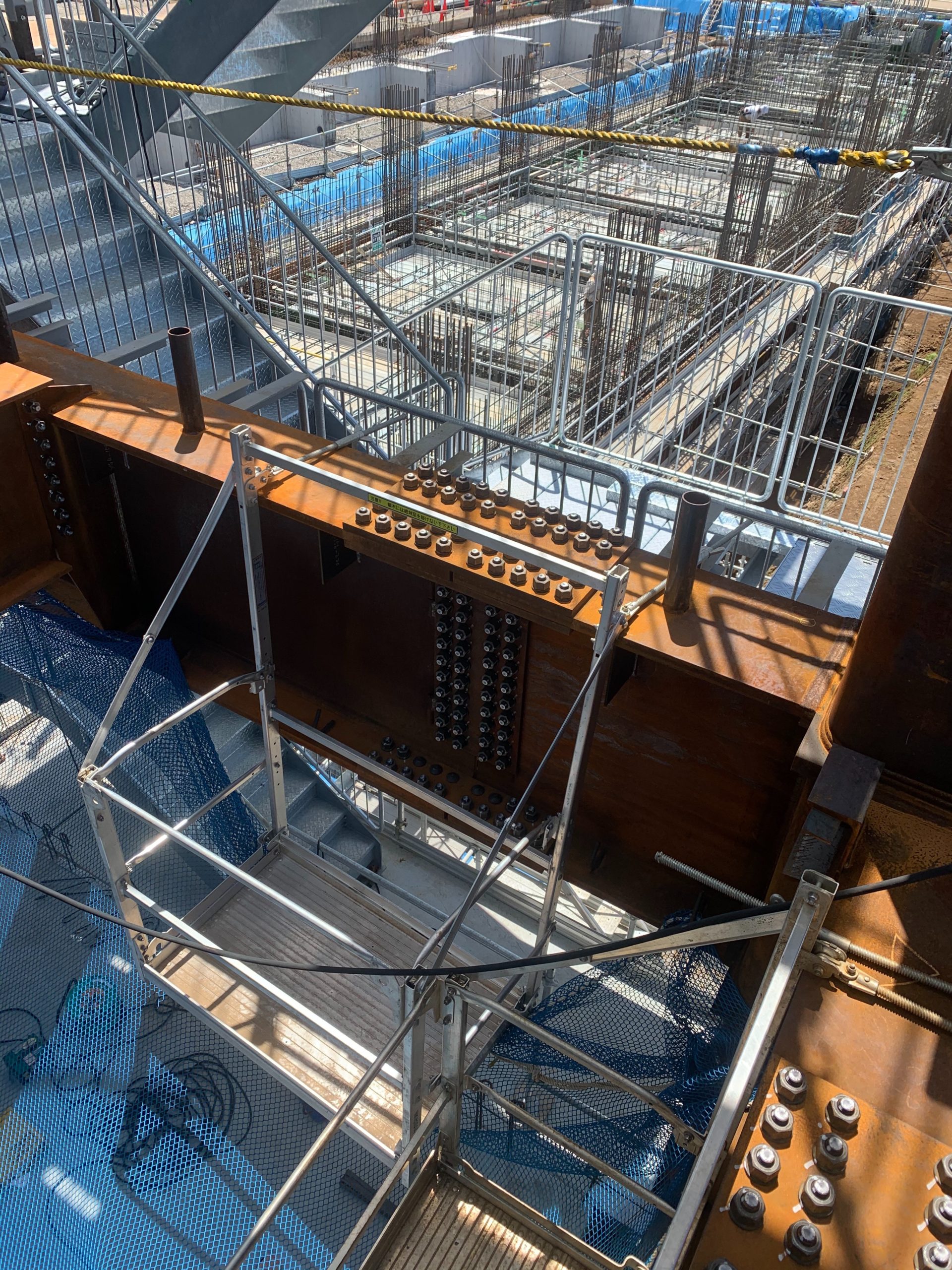 鉄骨工事、ボルト入れ本締め