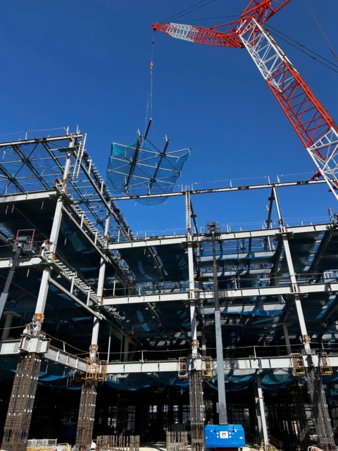 小牧の鉄骨工事継続中