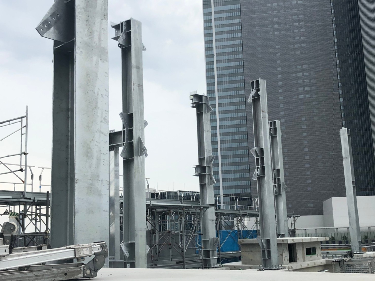 河合塾、上部のメッキ鉄骨