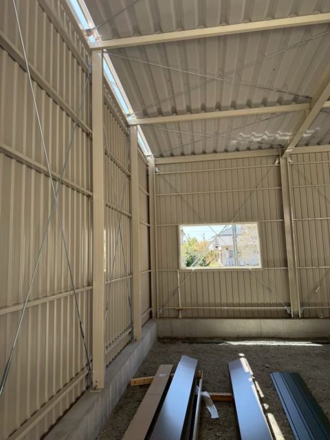 倉庫の組み立て作業