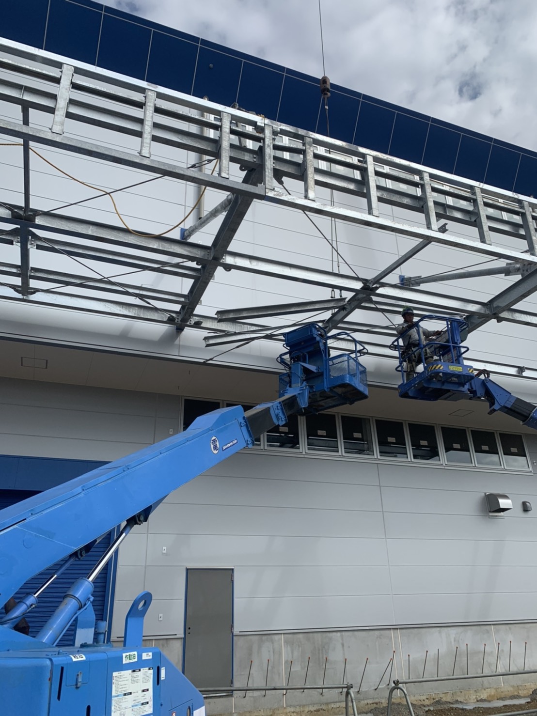 メッキ庇鉄骨建方