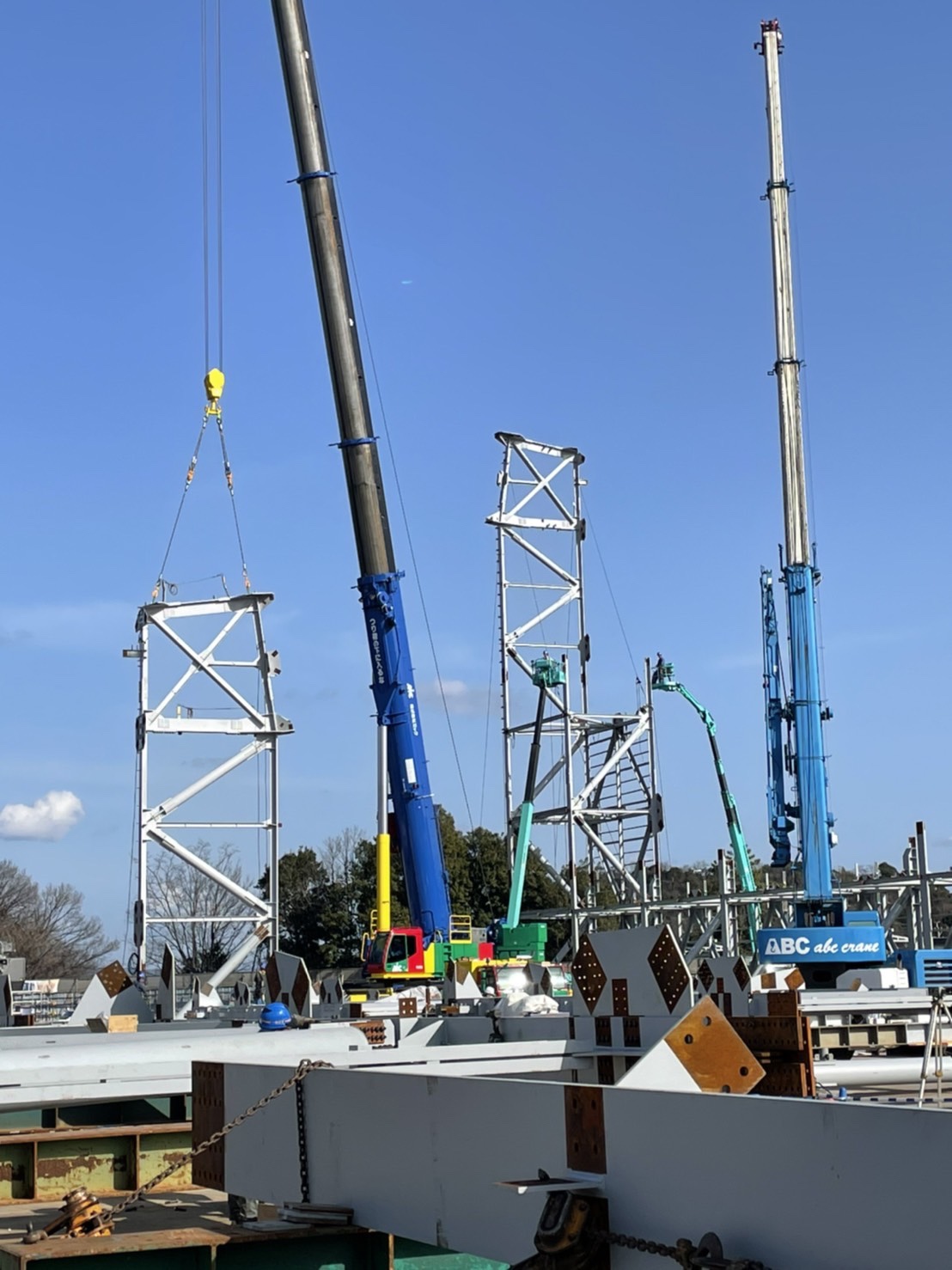 トラス構造鉄骨建方スタート